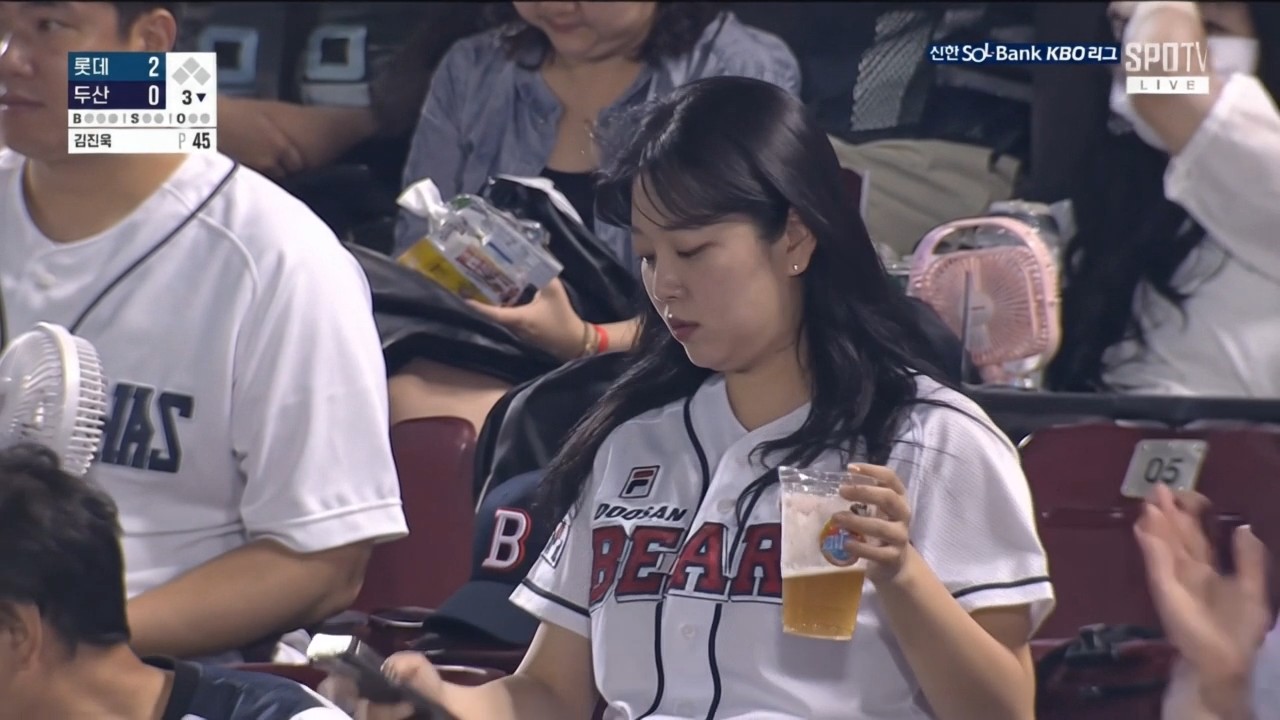 AI Baseball Fancam Video: Crowd Atmosphere Audio Seals the Broadcast Feel